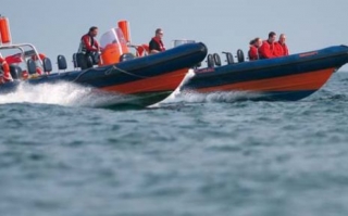 Motorboot entlang der Küste von Brighton! 